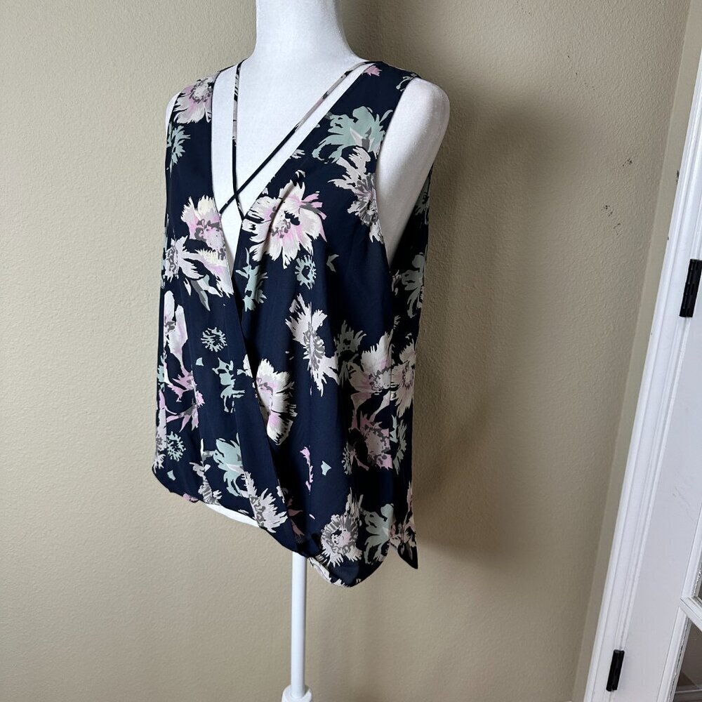 NORDSTROM Lush Sleeveless Floral Blouse Top Size Large V Neck - Picture 2 of 11